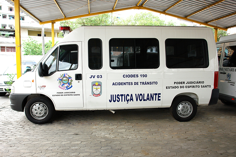 veículo tipo van com adesivos onde lê-se: justiça volante