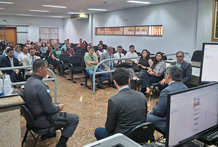 Foto de pessoas reunidas na solenidade em Guarapari