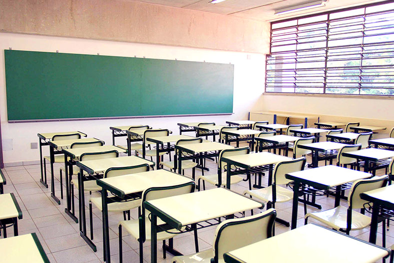 Sala de aula vazia.