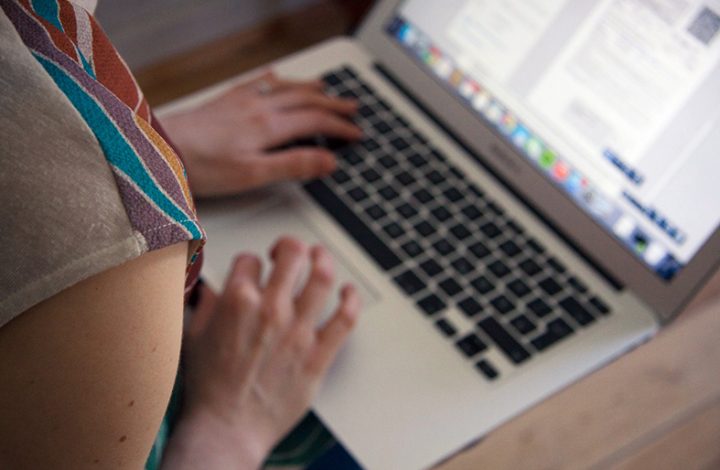 Mulher que teria sofrido golpe de homem que conheceu pela internet indenizada em R$ 36 mil