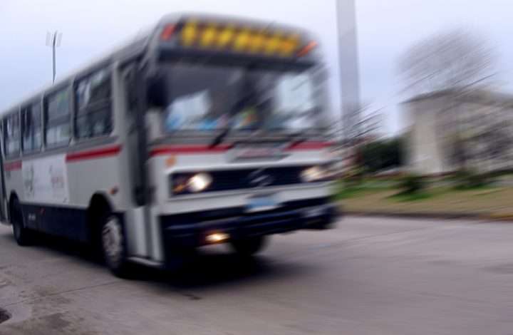 Passageiro será indenizado após sofrer lesões corporais devido a colisão entre ônibus e carreta