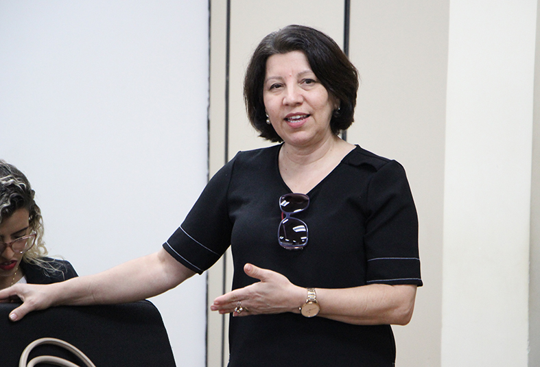 professora de blusa preta