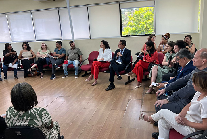 Pessoas reunidas na audiência de mediação