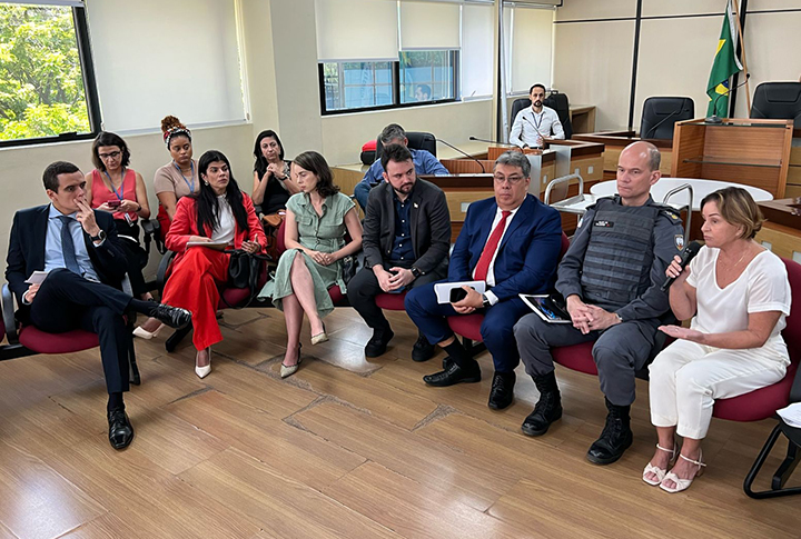 Pessoas reunidas na audiência de mediação
