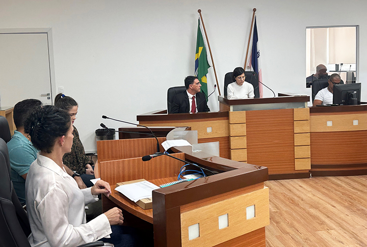 Pessoas reunidas na sessão