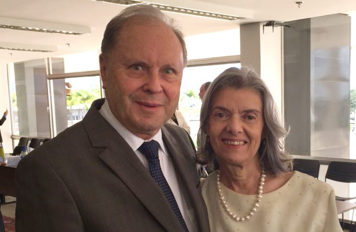 Presidente do TJES é saudado por colegas em reunião com a Ministra Cármen Lúcia, Presidente do Supremo Tribunal Federal e do CNJ.