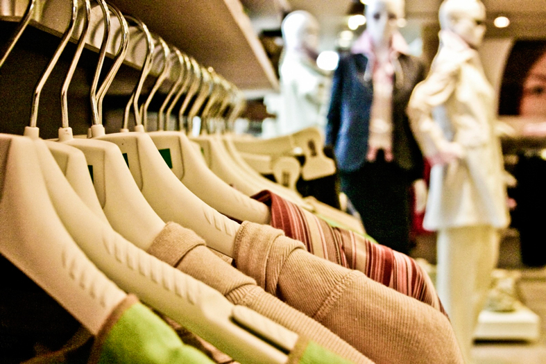 Roupas penduradas em cabides.