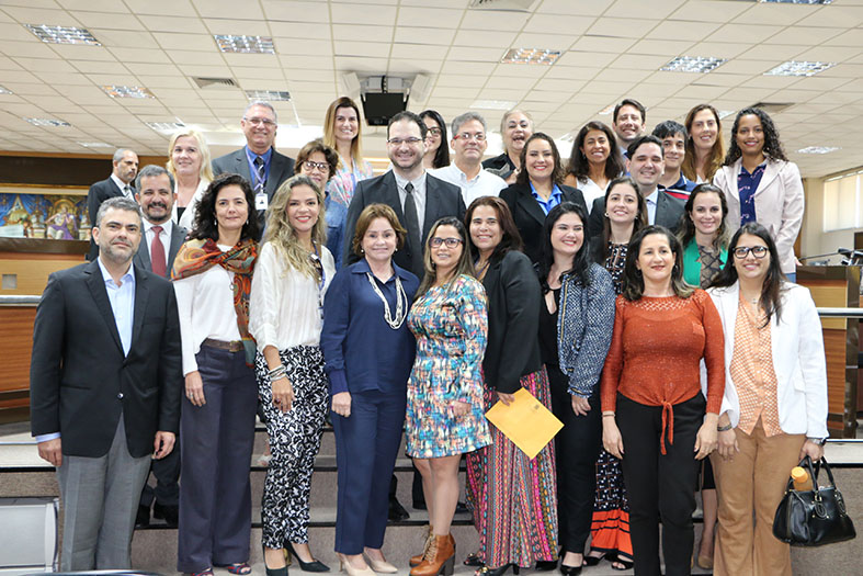 Turma de certificandos com a Desa Janete Vargas