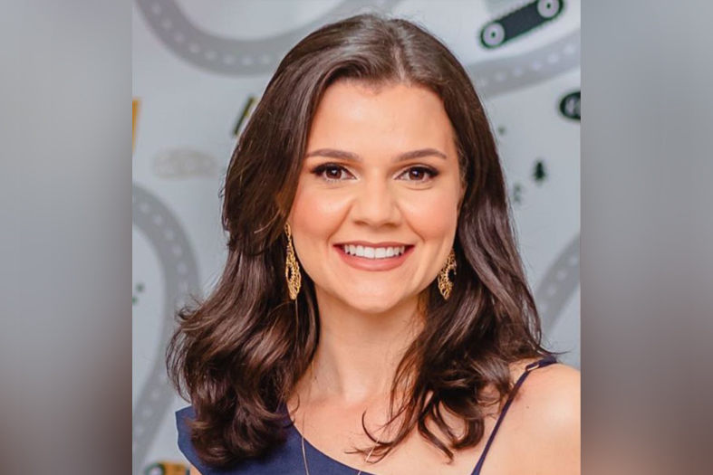 A psicóloga servidora do TJES, Vanessa Fiorotti, mulher de pele branca e de cabelos na cor preta.