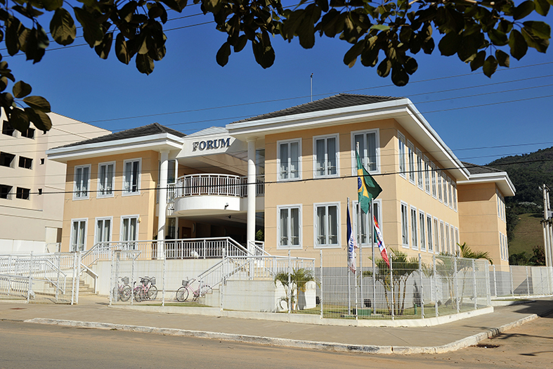 Vista frontal do prédio que abriga o fórum de Venda Nova do Imigrante