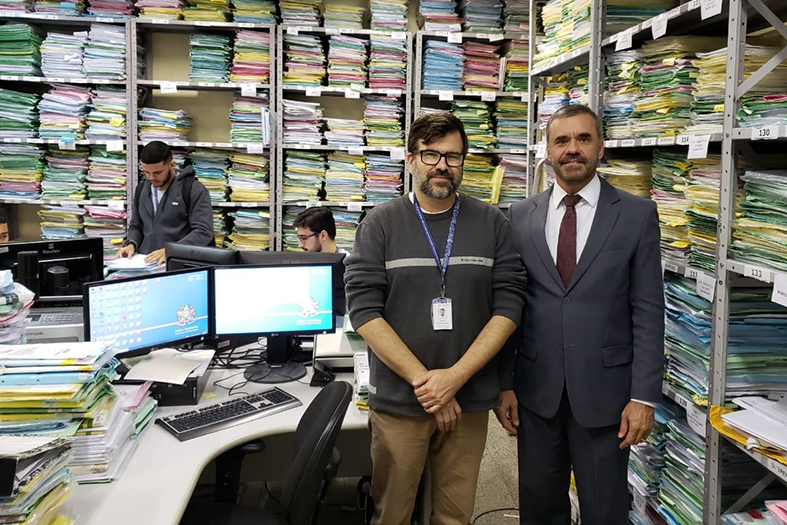 Des. Fernando Bravin com um servidor em um cartório