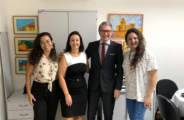 Juiz da 3ª Vara da Infância e da Juventude de Vitória se reúne com representante da Associação Gold