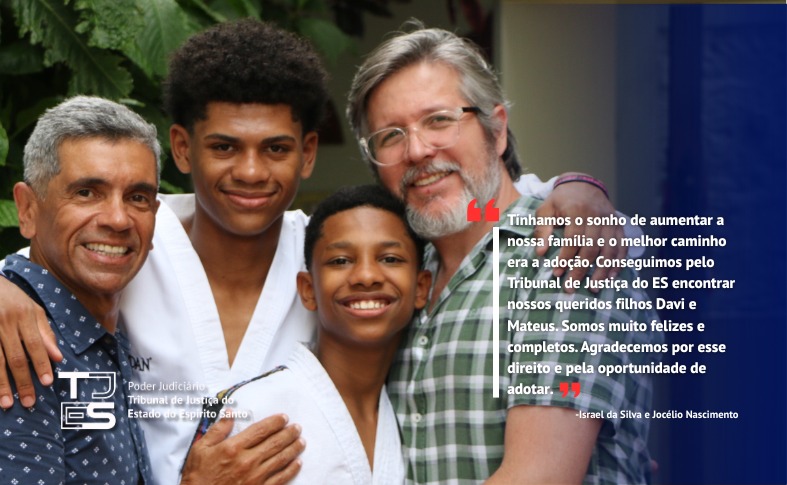 Foto de um casal homoafetivo com duas crianças adotadas