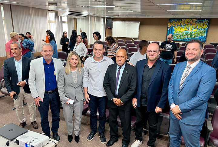 Autoridades posam para foto.