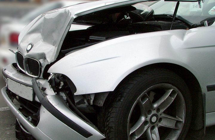Motorista que teve carro atingido por motocicleta deve ser indenizada em mais de R$6 mil