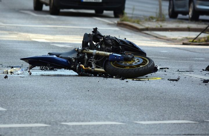 Motoqueiro arremessado em canteiro após colisão com ônibus deve ser indenizado em São Mateus