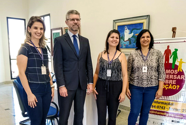 Equipe de trabalho da Vara de Infância e Juventude de Linhares posa para foto.