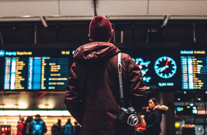 Passageiro deve ser indenizado por companhia aérea após chegar ao destino com 8h de atraso