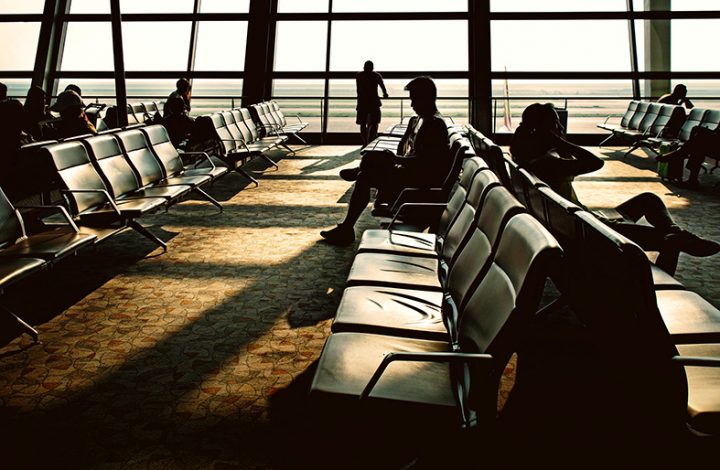 Passageiro deve ser indenizado após esperar em aeroporto por 10 horas
