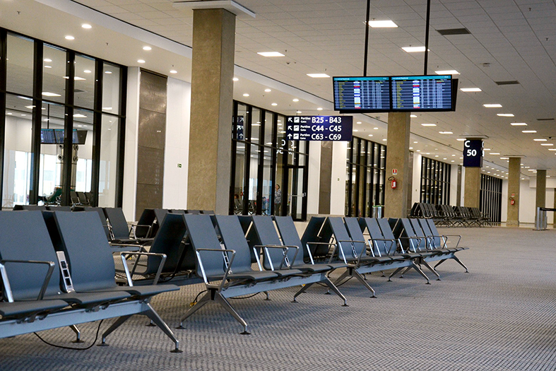 Saguão de embarque de um aeroporto.