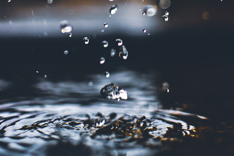 gotas caindo em superfície cheia d'água