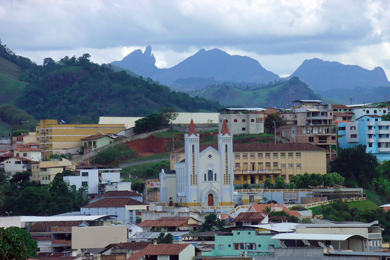 vista da cidade de Alegre/ES onde se destaca a igreja principal da cidade.