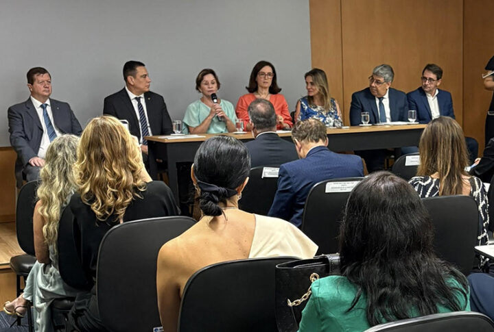 Presidente Janete Vargas Simões prestigia a posse da mesa diretora da Amages