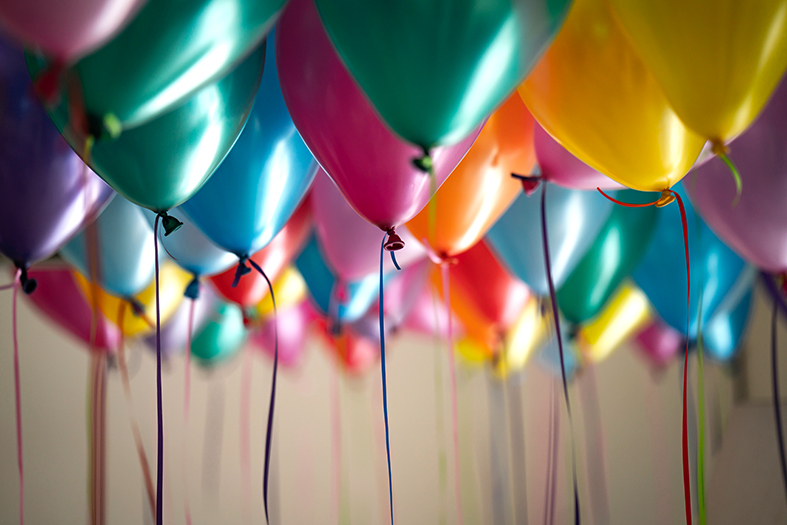 Balões de aniversários de várias cores.