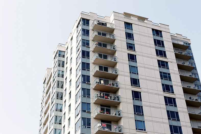 Prédio de apartamentos com a fachada nas cores branca e azul.