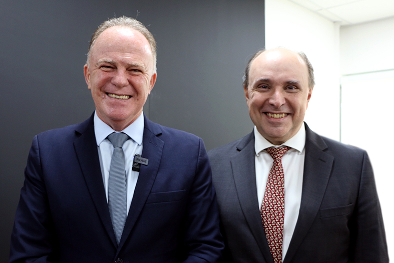 O presidente do TJES, desembargador Samuel Meira Brasil Jr., posa para foto ao lado do governador do Espírito Santo, Renato Casagrande.