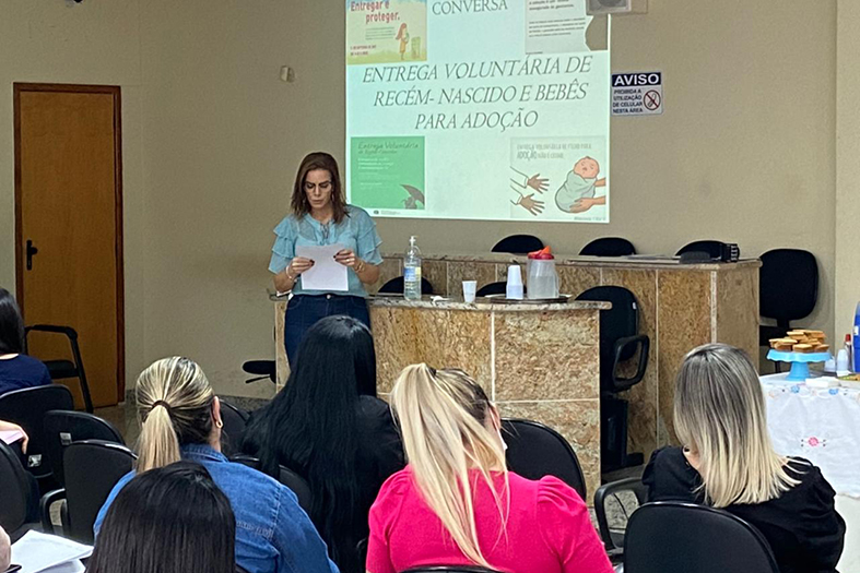 grupo de mulheres assiste a uma palestra.