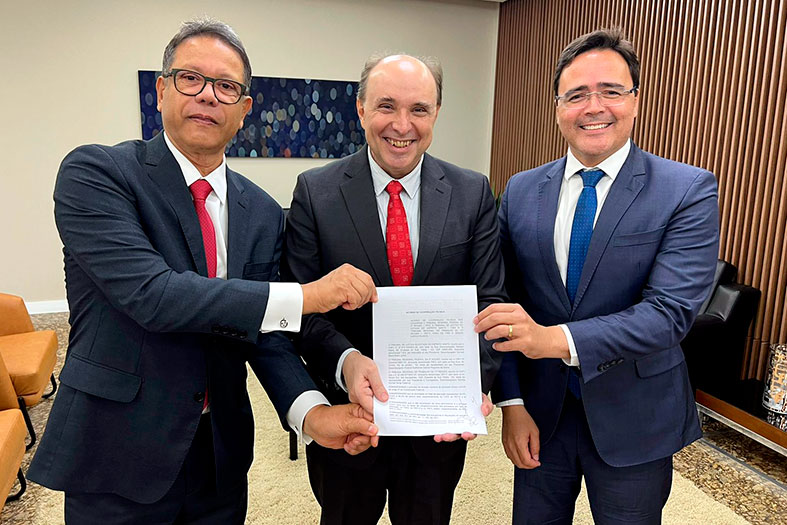 Autoridades diversas posam para foto.
