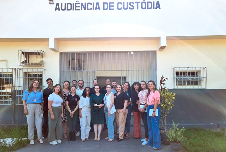 As equipes do Grupo de Monitoramento e Fiscalização do Sistema Carcerário (GMF-SC/ES), da Secretaria de Estado da Justiça (Sejus) e da Secretaria Estadual de Saúde (Sesa) posam para foto.