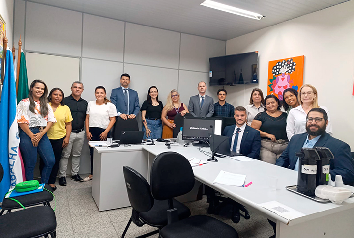 Equipe da 2ª Vara da Infância e Juventude de Linhares posa para foto.