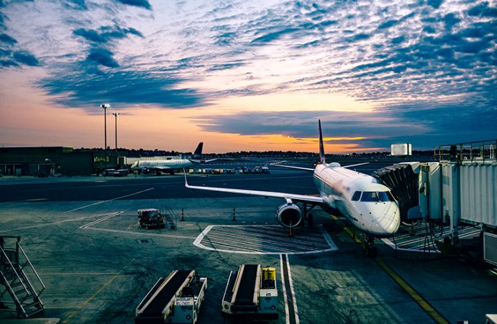 Passageiros que tiveram voo cancelado sem motivo devem ser indenizados por companhia aérea