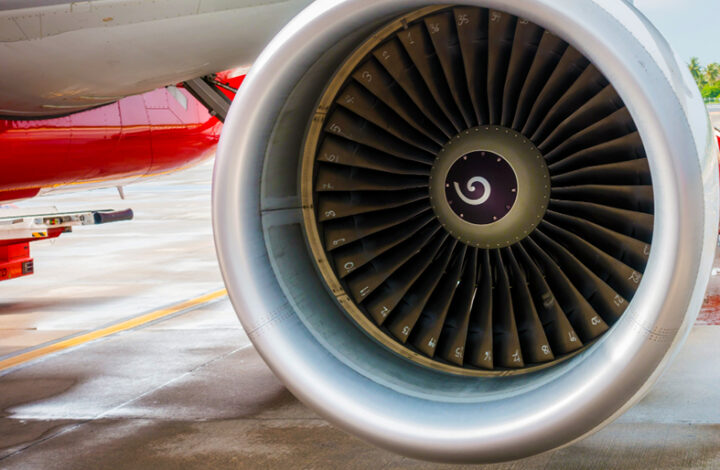 Companhia aérea deve indenizar passageira que perdeu voo por suposta manutenção em aeronave