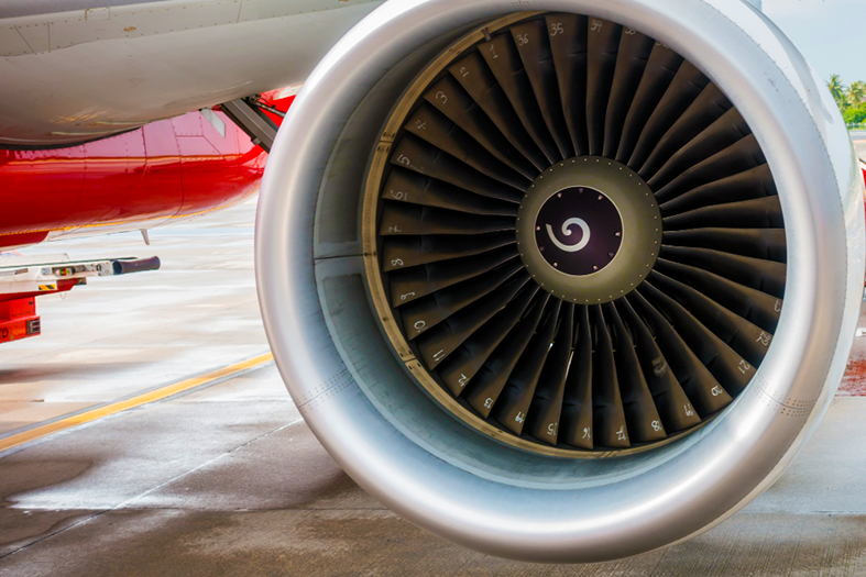 Detalhe de uma turbina de avião comercial.