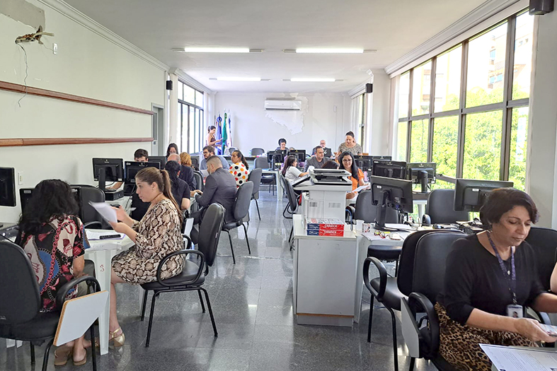 Equipe do Núcleo Permanente de Métodos Consensuais de Solução de Conflitos durante atendimento.