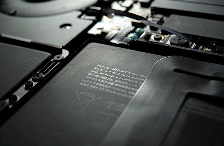 Consumidora que comprou bateria de computador que explodiu deve ser indenizada