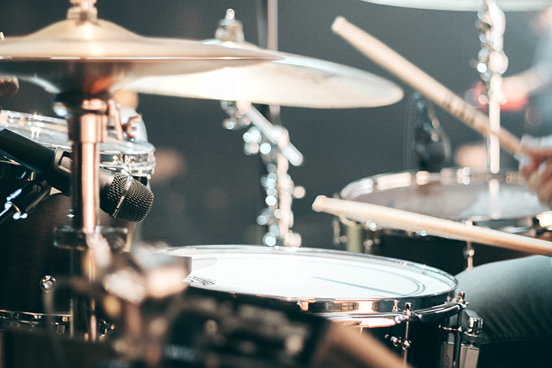 Detalhe de um tarol e pratos de uma bateria musical.