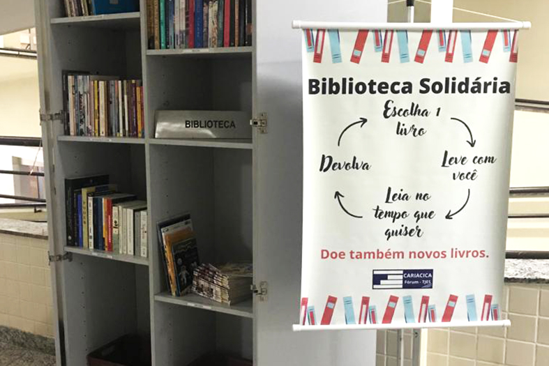 fotografia de uma estante cheia de livros
