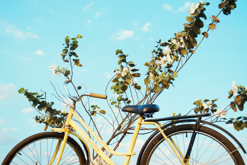 Bicicleta de cor amarela.