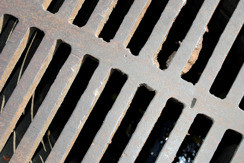 detalhe da grade de um bueiro de rua