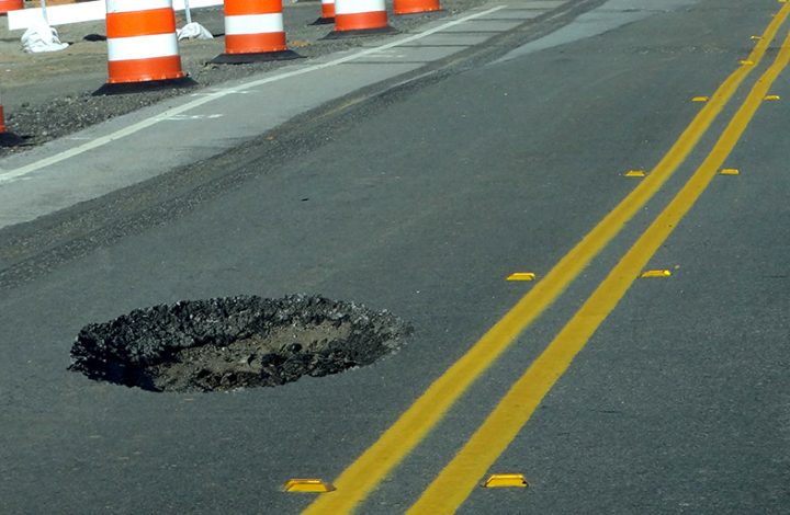 Motorista que teve pneu rasgado devido a buraco na pista será indenizado por município