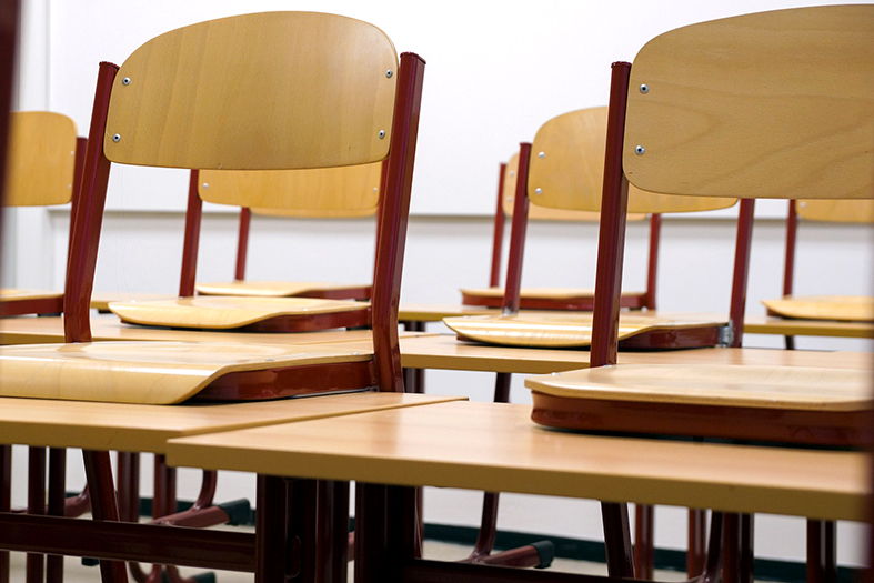 Cadeiras de uma sala de aula.