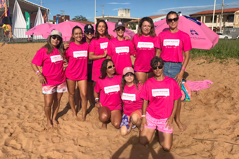 Grupo de servidoras participa de campeonato de bodyboarding.