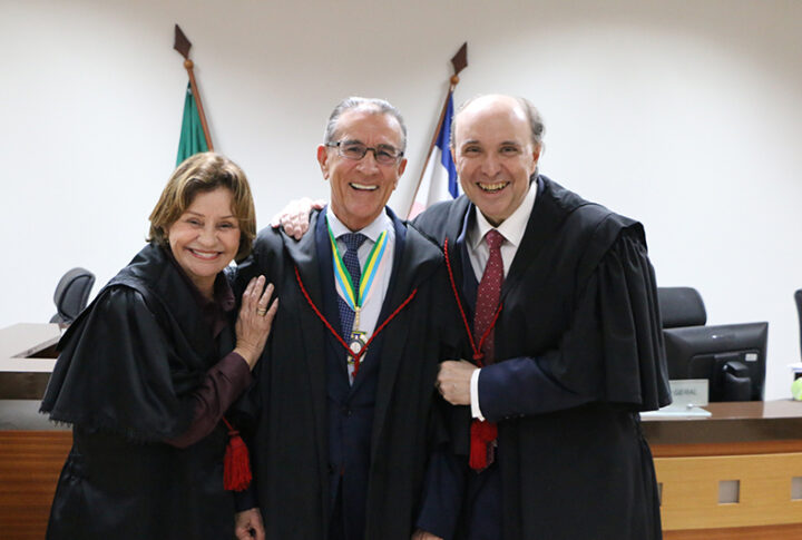 Aposentadoria do desembargador Carlos Simões é marcada por homenagens