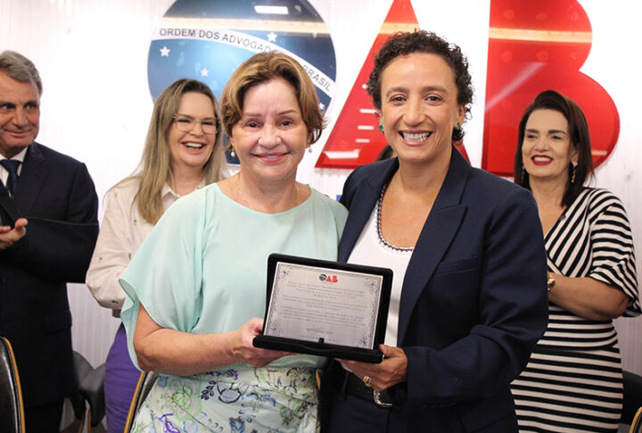 Presidente Janete Vargas Simões vai à OAB-ES e promete diálogo permanente