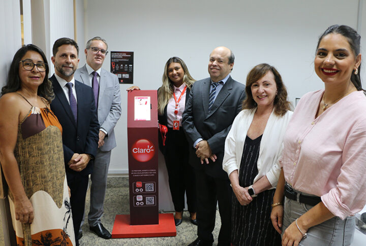 Juizados Especiais da Grande Vitória agora contam com totem de atendimento da Claro. Entenda como funciona.