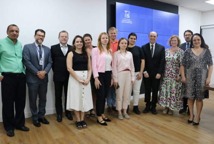 Equipe da Ucrânia e da Justiça Global visitam o TJES